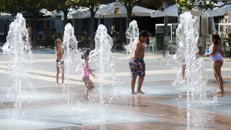Unos ni&ntilde;os juegan en la Fuente de los Chorros en el parque de Yamaguchi de Pamplona en el primer d&iacute;a de una nueva ola de calor de este verano. I&Ntilde;IGO ALZUGARAY