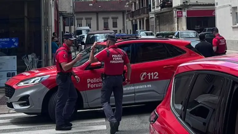 Una patrulla de la Polic&iacute;a Foral en la localidad de Alsasua donde han detenido a cuatro personas por tr&aacute;fico de drogas. POLIC&Iacute;A FORAL
