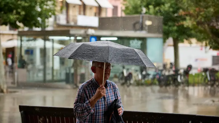 Día de calor y lluvia en Pamplona durante la nueva jornada de ola de calor. PABLO LASAOSA