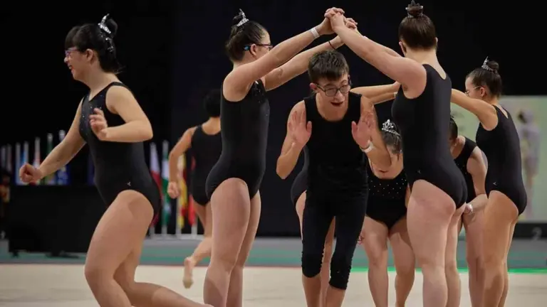 Varios j&oacute;venes practicando gimnasia r&iacute;tmica adaptada. FUNDACI&Oacute;N LA "CAIXA"