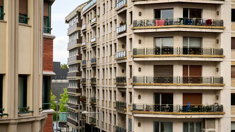 Vista de un edificio de viviendas en Pamplona. PABLO LASAOSA