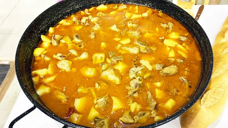 Un calderete con carne de ternera y patatas. Navarra.com