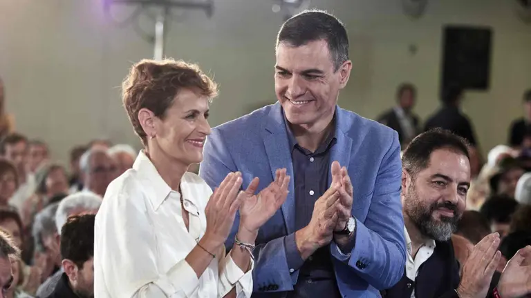 Mar&iacute;a Chivite y Pedro S&aacute;nchez en un mitin en Pamplona. EUROPAPRESS