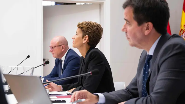 Mar&iacute;a Chivite flanqueada por sus consejeros Gimeno e Irujo. GOBIERNO DE NAVARRA