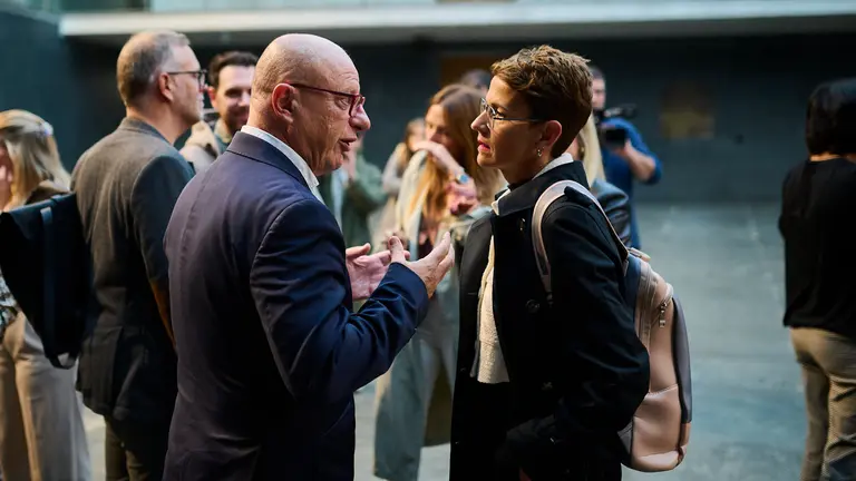 El consejero de Educaci&oacute;n, Carlos Gimeno habla con la presidenta Mar&iacute;a Chivite minutos antes del comienzo del pleno del Parlamento. PABLO LASAOSA