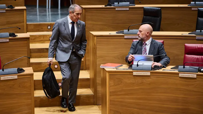 El consejero de Cohesi&oacute;n Territorial Oscar Chivite junto al consejero de Econo&iacute;a y Hacienda Jos&eacute; Luis Arasti minutos antes del comienzo del pleno del Parlamento. PABLO LASAOSA