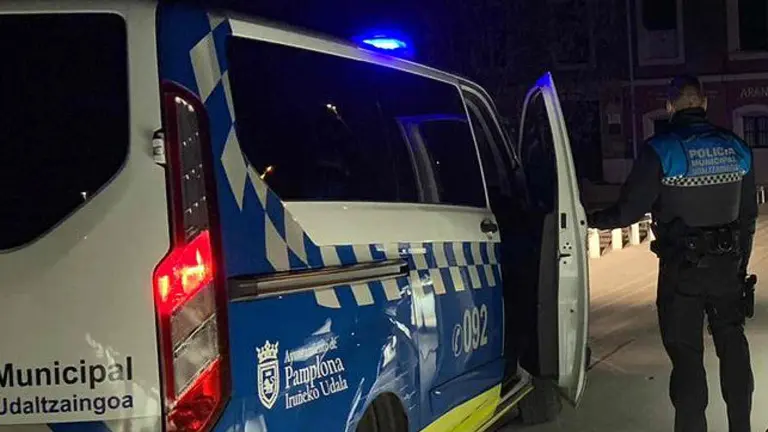 Un agente de la Polic&iacute;a Municipal de Pamplona junto a un furg&oacute;n. POLIC&Iacute;A MUNICIPAL DE PAMPLONA