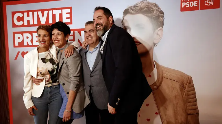 María Chivite (i), Elma Sáiz (2i), Ramón Alzorriz (d) y Santos Cerdan (2d)  posan juntos en un acto electoral en Pamplona. EFE/ JESÚS DIGES / ARCHIVO