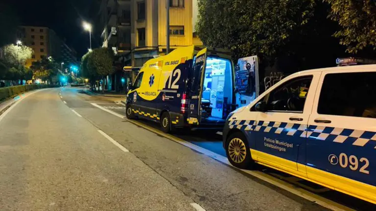 Una ambulancia y un coche de la Polic&iacute;a Municipal de Pamplona atienden un atropello en la capital navarra. POLIC&Iacute;A MUNICIPAL DE PAMPLONA