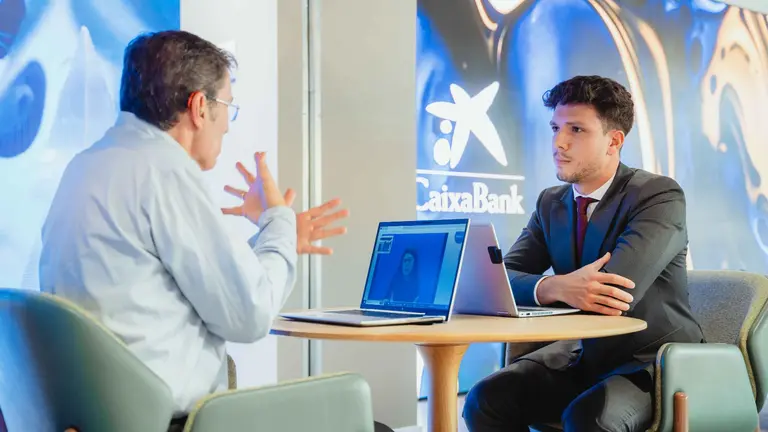 CaixaBank, en la presentaci&oacute;n de un servicio de videointerpretaci&oacute;n en lengua de signos en sus oficinas de Navarra. CEDIDA