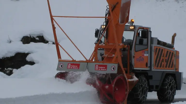 Una m&aacute;quina quitanieves del Gobierno de Navarra trabajando en Belagua. GOBIERNO DE NAVARRA
