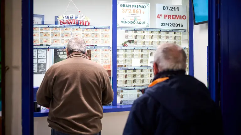 Administraci&oacute;n de loter&iacute;a El Encierro N&ordm; 20 en la Plaza del Castillo de Pamplona. PABLO LASAOSA