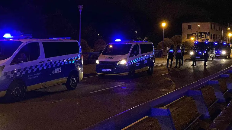 Varias patrullas de la Polic&iacute;a Municipal de Pamplona durante una actuaci&oacute;n anterior. POLIC&Iacute;A MUNICIPAL DE PAMPLONA