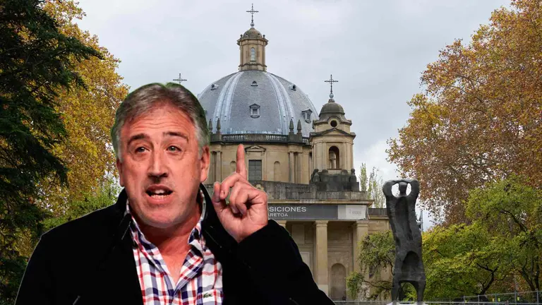 Fotomontaje de Joseba Asir&oacute;n sobre una foto del Monumento a los Ca&iacute;dos de Pamplona.