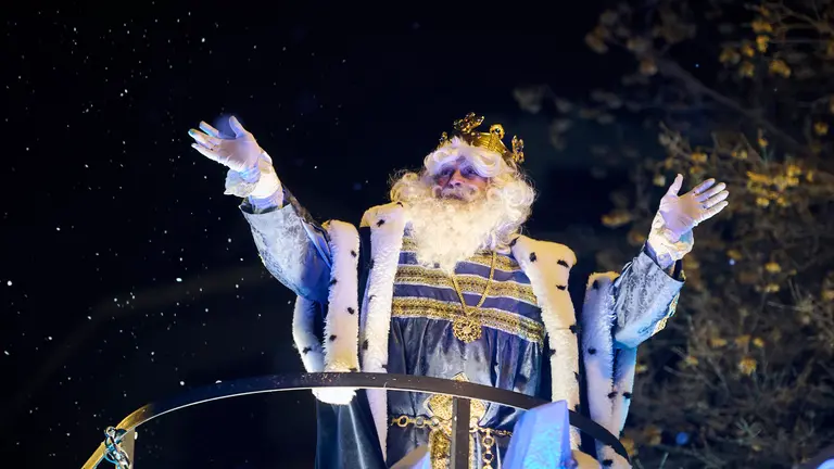 Miles de personas reciben a los Reyes Magos en Pamplona durante la cabalgata de 2025. PABLO LASAOSA