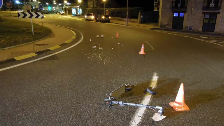 El patinete en la rotonda en la que fue atropellada. POLICÍA FORAL