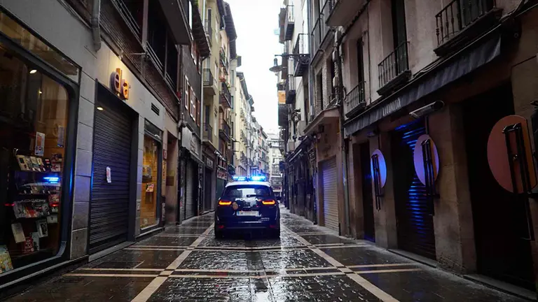 Un coche de la Policía Nacional patrulla por las calles del casco viejo de Pamplona