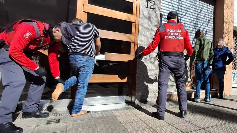 Agentes de la polic&iacute;a Fora, de uniforme y de paisano, durante el registro de una bajera 'okupada' y la detenci&oacute;n de un hombre en Pamplona. POLIC&Iacute;A FORAL