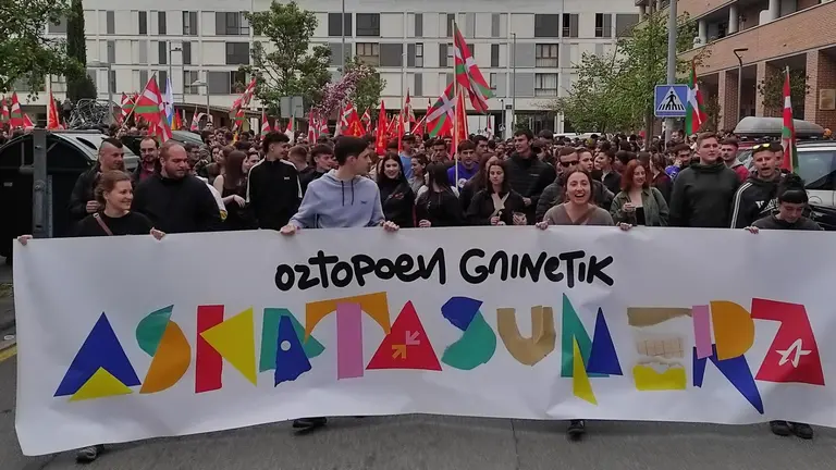 Manifestaci&oacute;n de Ernai en Berriozar con el lema 'Oztopen gainetik, askatasunera' (Por encima de los obst&aacute;culos, hacia la libertad). EUROPA PRESS
