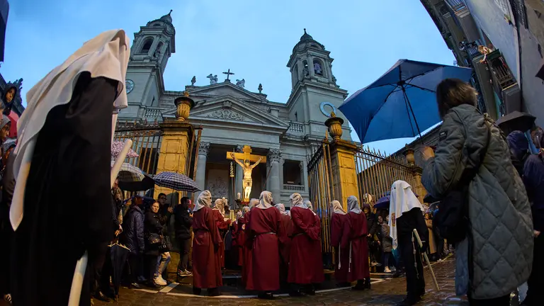 Traslado del paso del Cristo Alzado a la Hermandad de la Pasi&oacute;n tras el Viacrucis en la en el interior de la Catedral de Pamplona tras la suspensi&oacute;n de la procesi&oacute;n de Viernes Santo debido a la lluvia. I&Ntilde;IGO ALZUGARAY