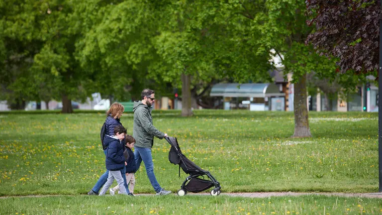 D&iacute;a de viento y paraguas con tiempo gris y chubascos en Pamplona. I&Ntilde;IGO ALZUGARAY
