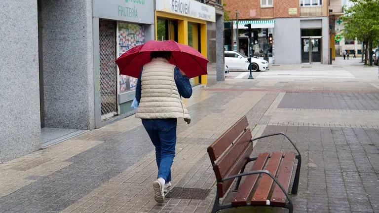 D&iacute;a de viento y paraguas con tiempo gris y chubascos en Pamplona. I&Ntilde;IGO ALZUGARAY