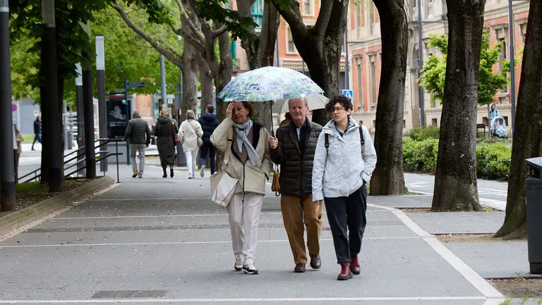 D&iacute;a de viento y paraguas con tiempo gris y chubascos en Pamplona. I&Ntilde;IGO ALZUGARAY