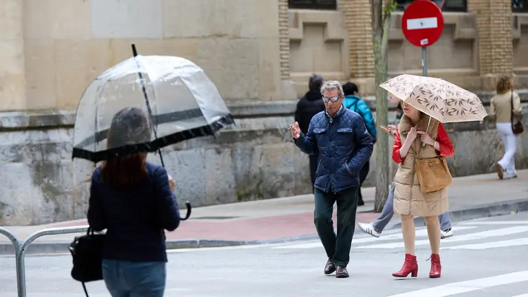 D&iacute;a de viento y paraguas con tiempo gris y chubascos en Pamplona. I&Ntilde;IGO ALZUGARAY
