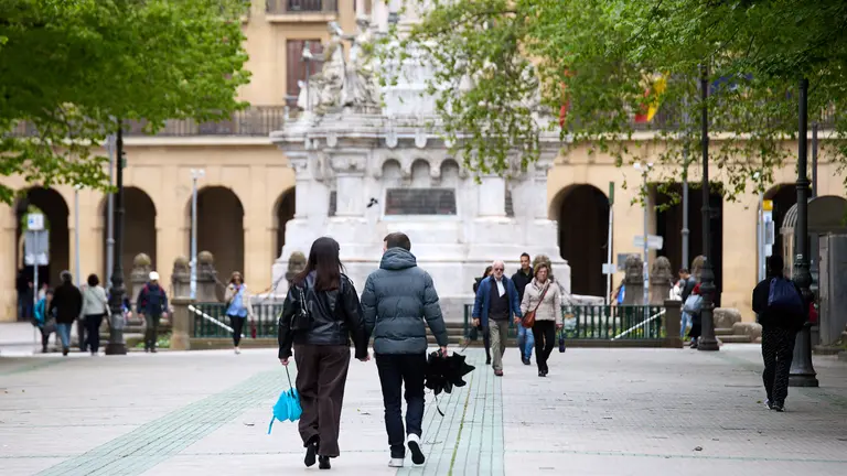 D&iacute;a de viento y paraguas con tiempo gris y chubascos en Pamplona. I&Ntilde;IGO ALZUGARAY