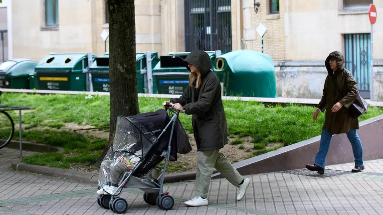 D&iacute;a de viento y paraguas con tiempo gris y chubascos en Pamplona. I&Ntilde;IGO ALZUGARAY