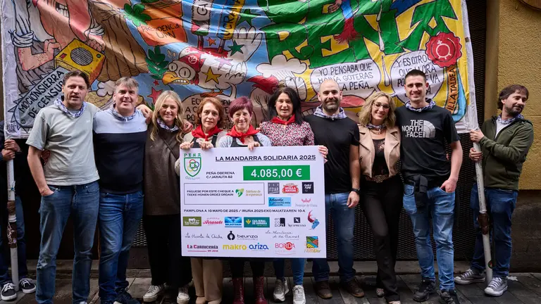 Entrega de la Mandarra Solidaria de la Pe&ntilde;a Oberena al Tel&eacute;fono de la Esperanza. PABLO LASAOSA