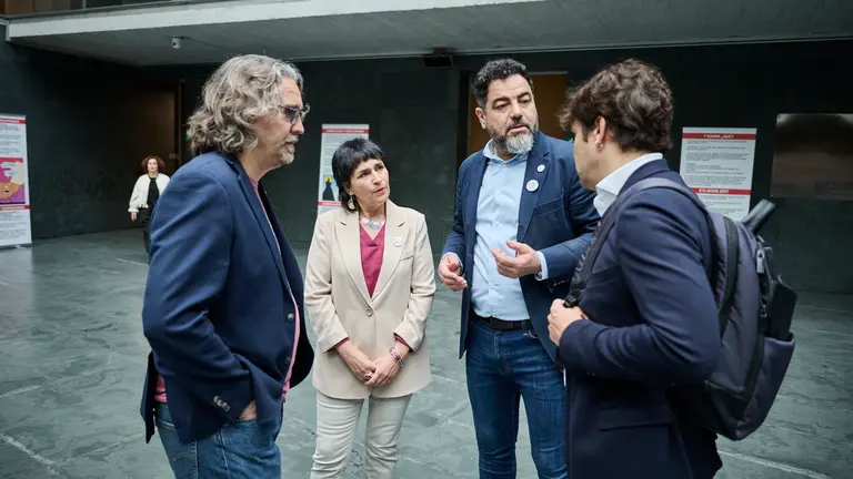Daniel López de Contigo Navarra, Laura Aznal de EH Bildu, Ramón Alzórriz del PSN y Pablo Azcona de Geroa Bai minutos antes de comenzar el pleno del Parlamento. PABLO LASAOSA