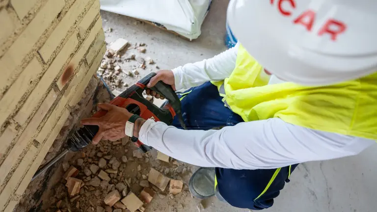 Imagen de un operario de Jacar con la pulsera que previene los golpes de calor. GRUPO JACAR