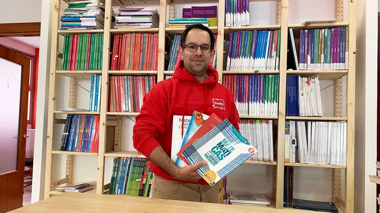 Johan Gustafsson en la tienda Booky de compra venta de libros de texto en Pamplona. Navarra.com