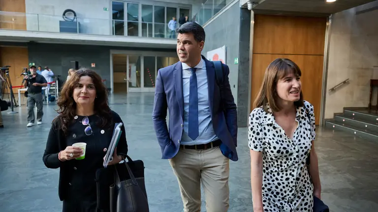 Maribel Garc&iacute;a Malo, Javier Garc&iacute;a e Irene Royo del PPN minutos antes de comenzar el pleno del Parlamento. PABLO LASAOSA