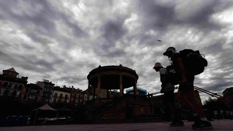 Dos turistas pasean por la Plaza del Castillo. EFE