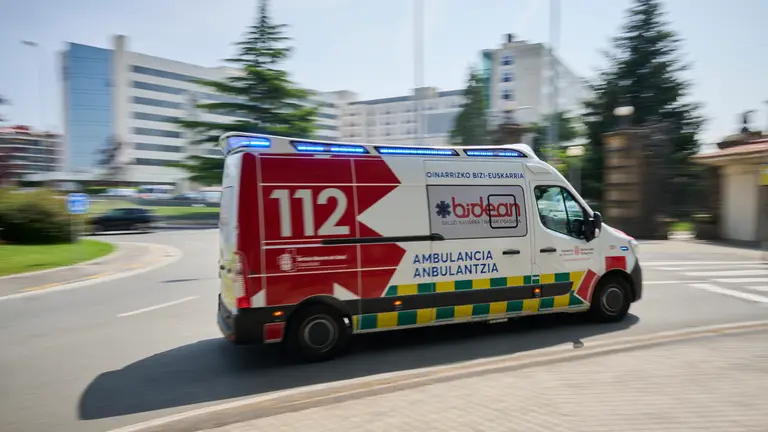 Ambulancia de la empresa p&uacute;blica Bidean. PABLO LASAOSA