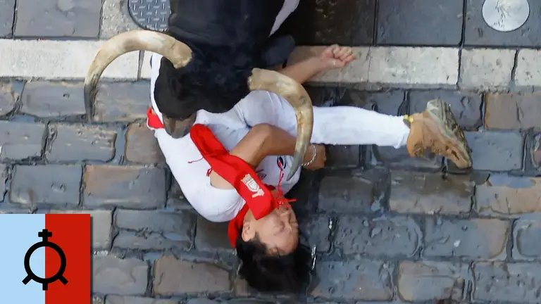 Primer encierro de San Fermín el día 7 de julio con toros de La Palmosilla en Pamplona en el tramo de Estafeta. EFE - VILLAR LÓPEZ