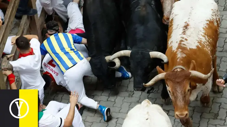 Tercer encierro de San Fermín el día 9 de julio de 2024 con toros de Victoriano del Río en Pamplona en la bajada al callejón . EFE - VILLAR LÓPEZ