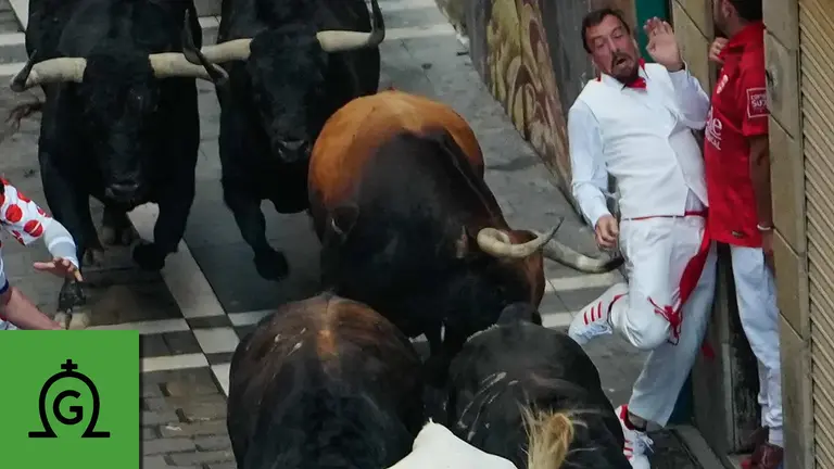 Cuarto encierro de San Fermín el día 10 de julio de 2024 con toros de Fuente Ymbro en Pamplona en el tramo de Estafeta. EFE - AINHOA TEJERÍA