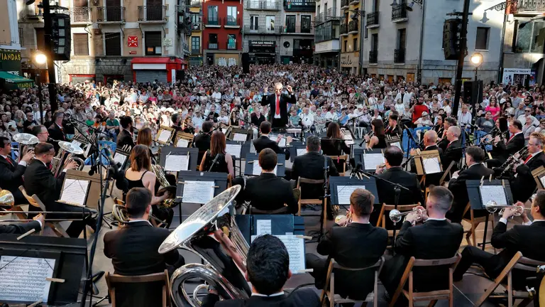La banda de m&uacute;sica La Pamplonesa anuncia la llegada de las fiestas de San Ferm&iacute;n este viernes con su tradicional concierto presanferminero, integrado por temas festivos. Pasacalles, pasodobles, himnos de las pe&ntilde;as, marchas o jotas sonar&aacute;n desde el escenario de la plaza Consistorial bajo la batuta del m&uacute;sico pamplon&eacute;s Jes&uacute;s Garisoain, subdirector de la formaci&oacute;n. EFE/ Jes&uacute;s Diges