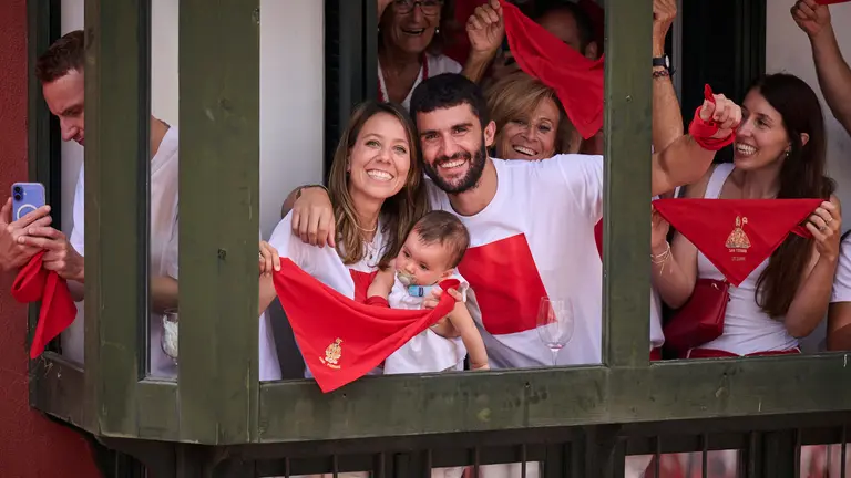 Cuentos de personas disfrutan del chupinazo de las fiestas de San Ferm&iacute;n 2025 en la Plaza del Ayuntamiento de Pamplona. PABLO LASAOSA