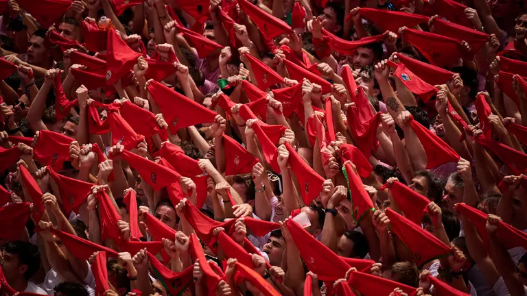 Cuentos de personas disfrutan del chupinazo de las fiestas de San Ferm&iacute;n 2025 en la Plaza del Ayuntamiento de Pamplona. PABLO LASAOSA