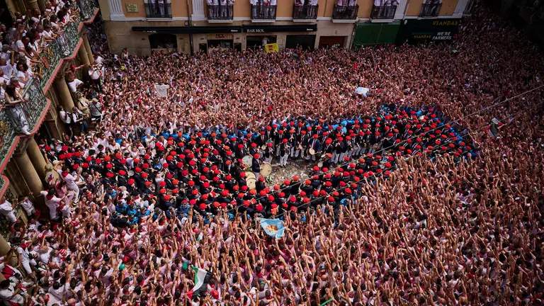 Cuentos de personas disfrutan del chupinazo de las fiestas de San Ferm&iacute;n 2025 en la Plaza del Ayuntamiento de Pamplona. PABLO LASAOSA