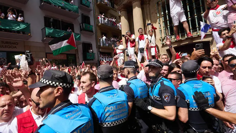 Miles de personas celebran el Chupinazo en la Plaza del Ayuntamiento de Pamplona, con el que se da inicio a las Fiestas de San Ferm&iacute;n 2025. I&Ntilde;IGO ALZUGARAY