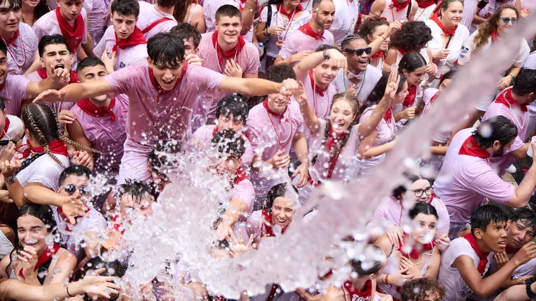 Ambiente por las calles de Pamplona en los momentos posteriores al Chupinazo que ha dado el inicio a las Fiestas de San Ferm&iacute;n 2025. I&Ntilde;IGO ALZUGARAY