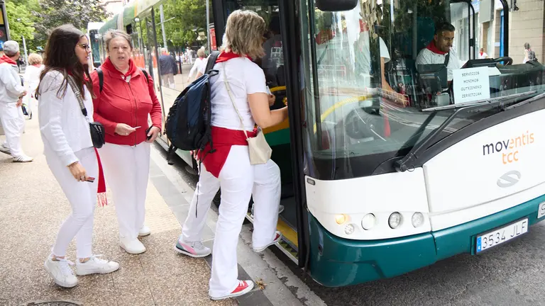 Unas personas suben al autobús durante la huelga de villavesas en Sanfermines 2025. IÑIGO ALZUGARAY