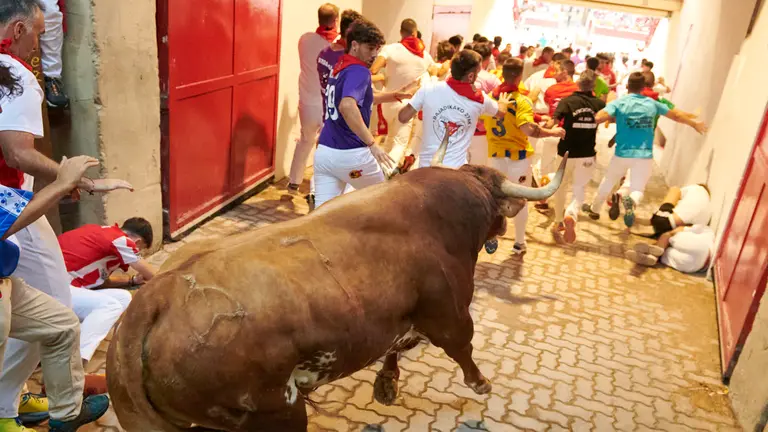 Quinto encierro de San Ferm&iacute;n 2025 con toros de Jandilla desde la bajada al callej&oacute;n en Telef&oacute;nica. IRANZU LARRASOA&Ntilde;A