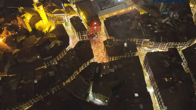 Imagen tomada con un dron de la Policía Nacional durante el Pobre de Mí en San Fermín 2025. POLICÍA NACIONAL