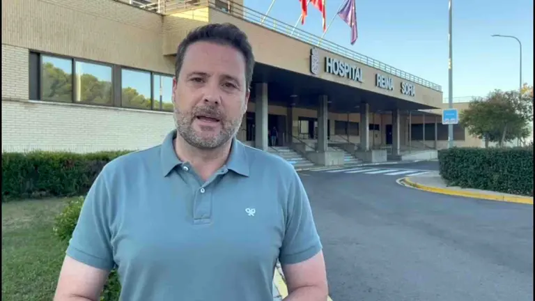 El alcalde de Tudela, Alejandro Toquero, ante la entrada principal del Hospital Reina Sof&iacute;a de Tudela.